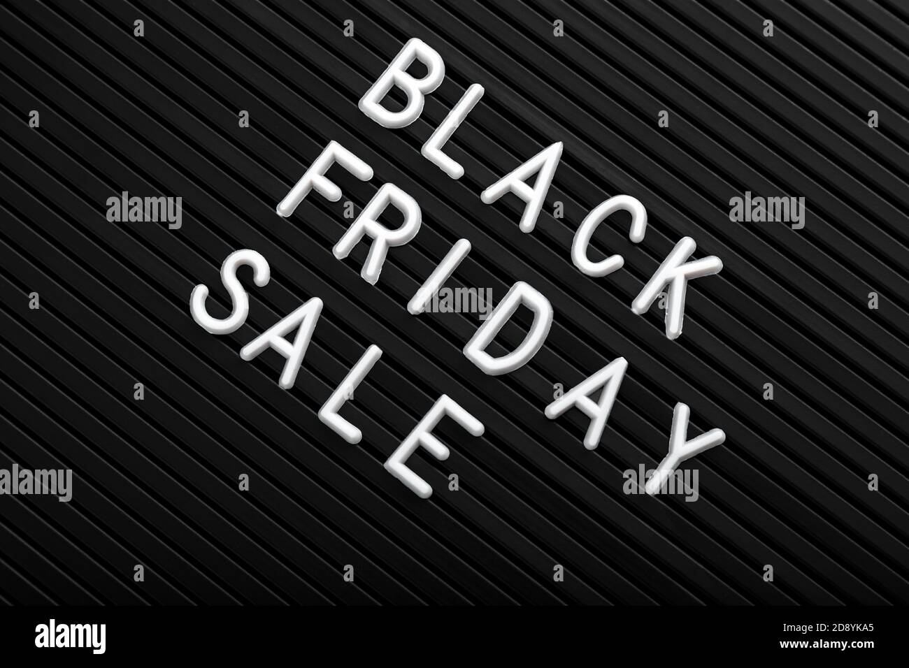 Black Friday vendita testo bianco scritta su sfondo nero di Letter Board. Banner di promozione dei messaggi in lettere bianche e nere. Foto Stock