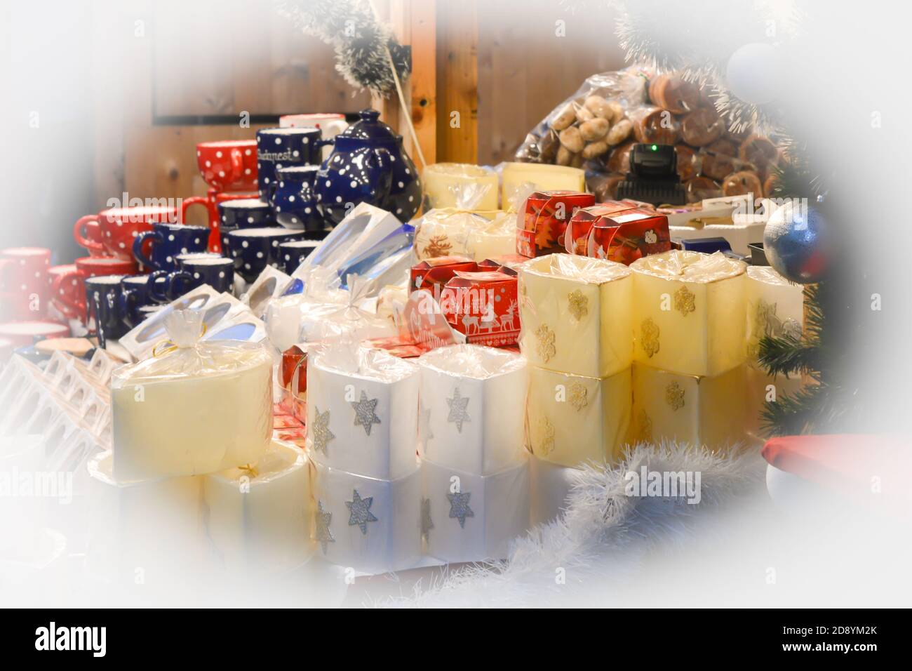 Vetrina di Natale sul mercato di strada con candele e tazze Foto Stock