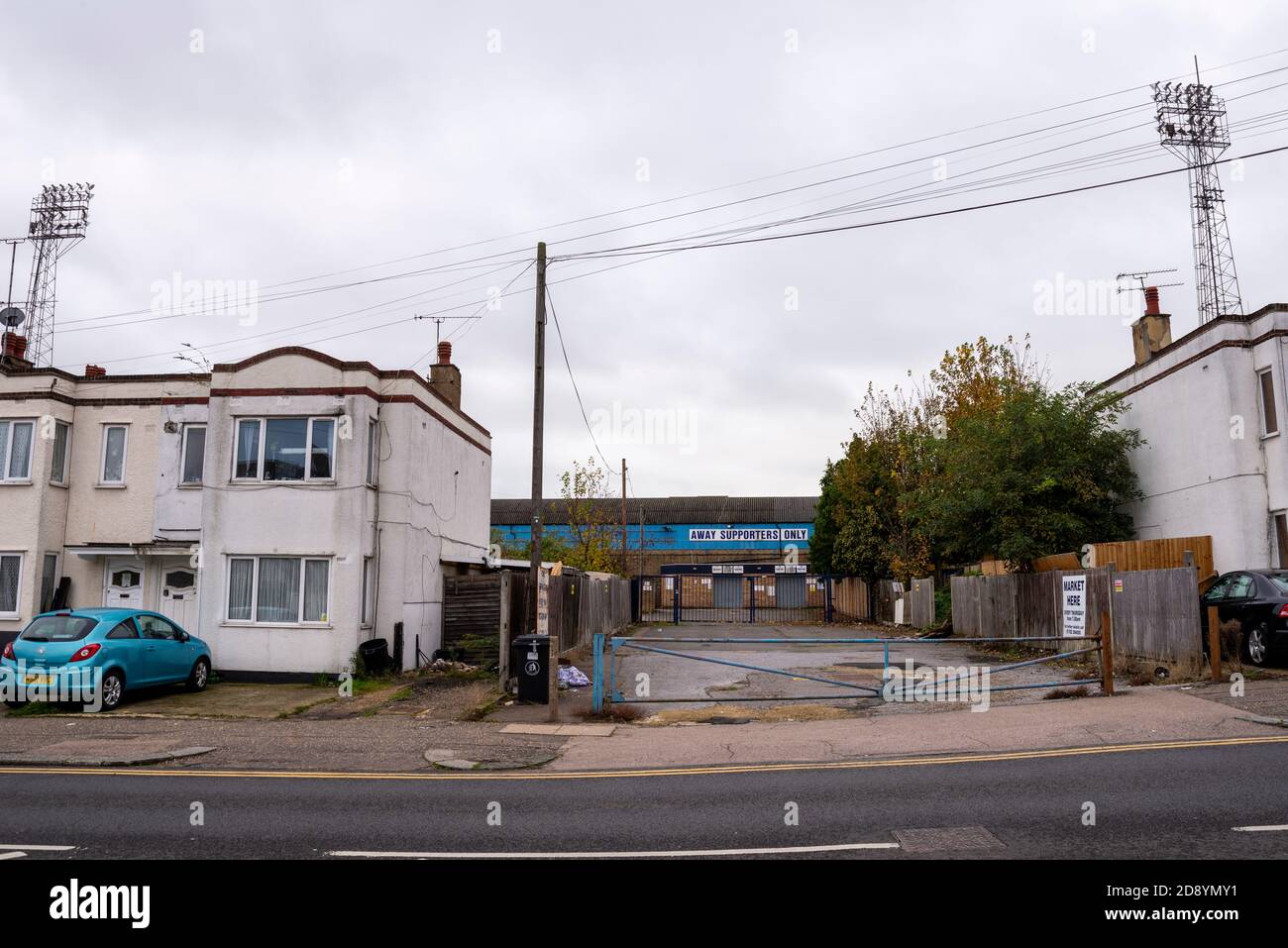 I tornelli d'ingresso di Fairfax Drive al Roots Hall Stadium Ground, sede del Southend United Football Club nell'area residenziale. Progettato per il risviluppo Foto Stock