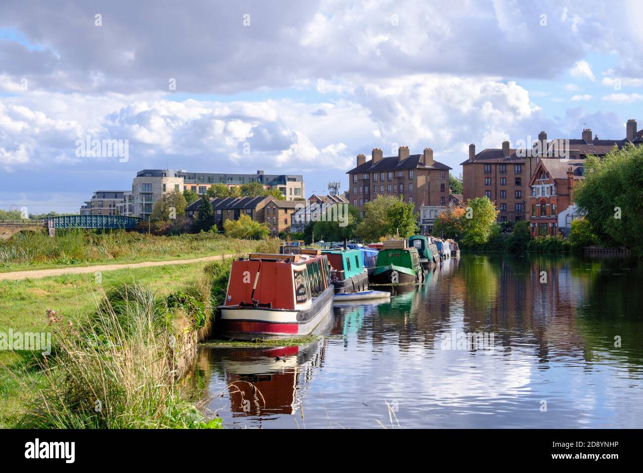 Europa, Regno Unito, Inghilterra, Londra, canale strette case barche sul fiume Lea in Hackney e appartamenti privati residenziali blocchi Foto Stock