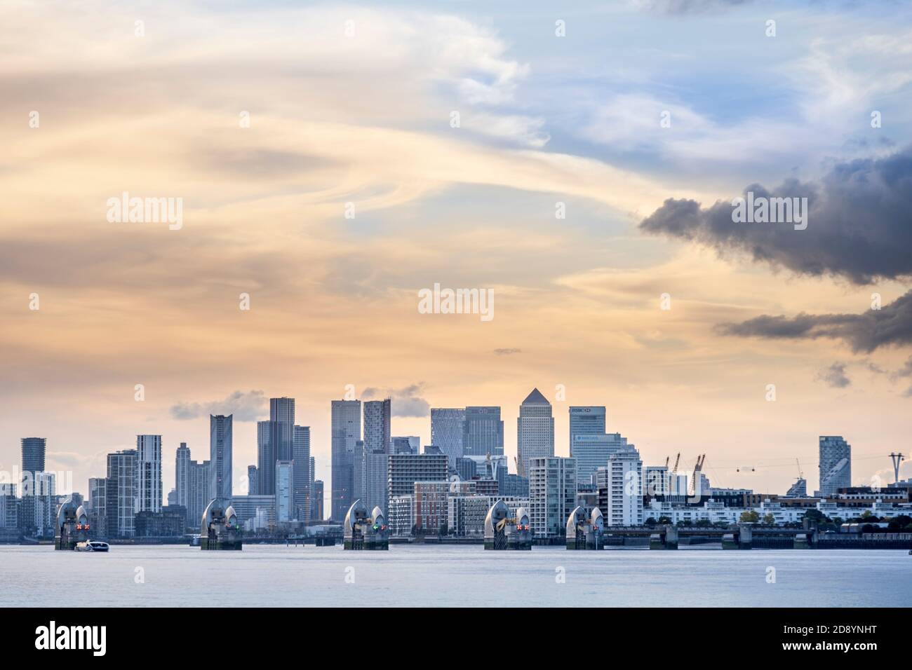 Regno Unito, Londra, skyline urbano del centro di Londra. Vista in lontananza, edifici illuminati, CBD, quartiere del centro, tramonto, vista suburbana Foto Stock