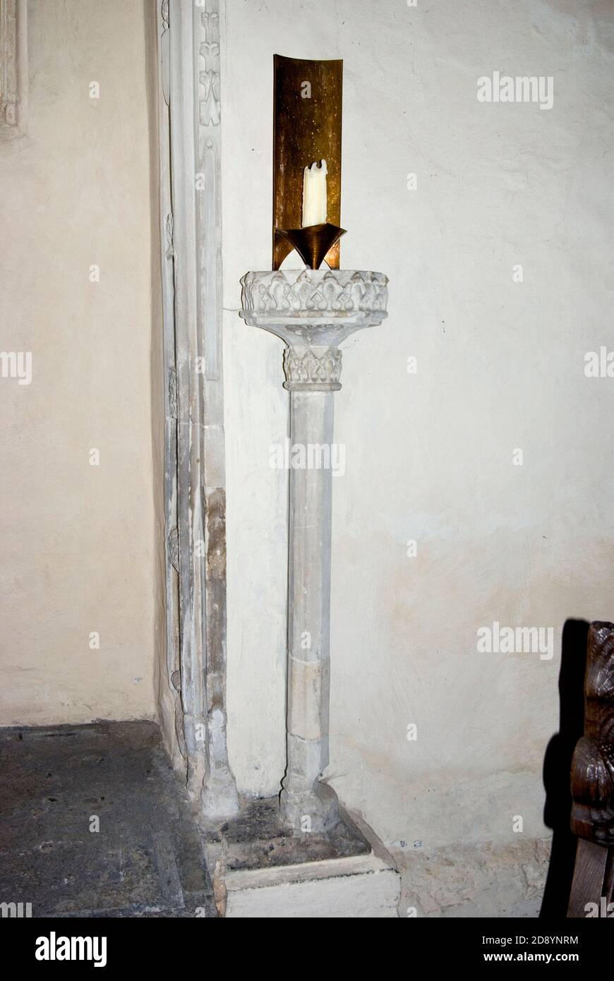 Candeletta di pietra medievale Foto Stock