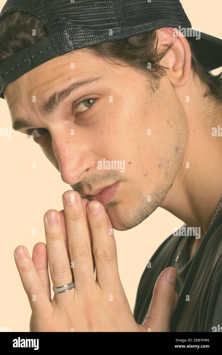 In prossimità della faccia del giovane uomo bello indossare con snapback Foto Stock