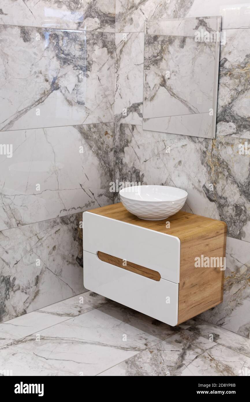 Interni lussuosi del bagno con arredi moderni. Foto Stock