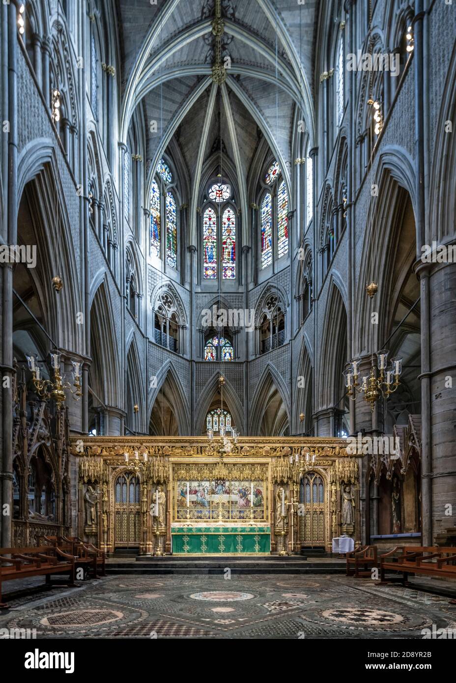 Londra, Abbazia di Westminster, il quire della chiesa con l'altare maggiore Gotico di George Gilbert Scott e la volta gotica dell'inizio inglese Foto Stock