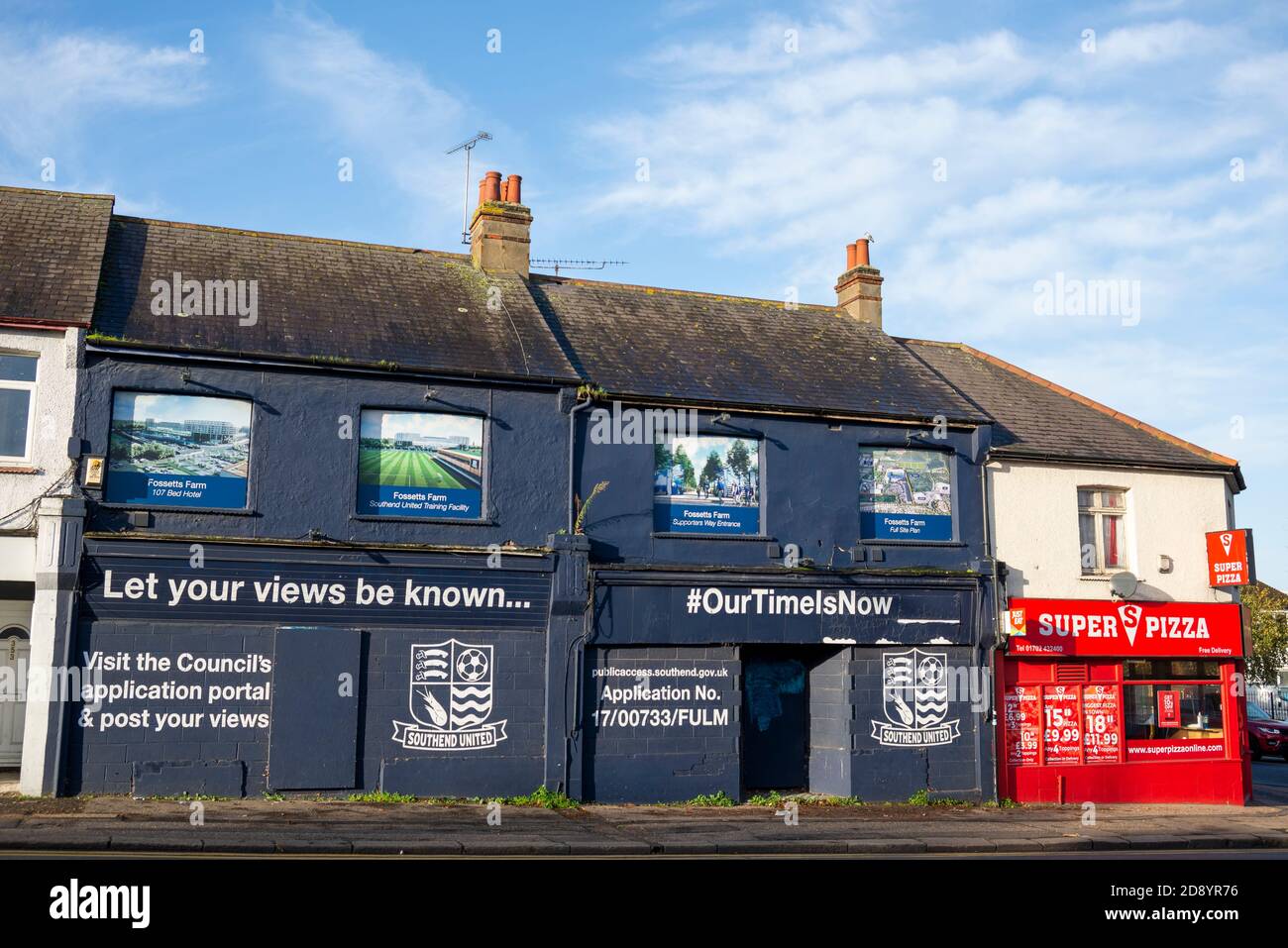 Fila di immobili in Victoria Avenue, Southend, Essex, acquistati dal proprietario del Southend Utd FC per essere risviluppati con piani per il nuovo stadio. Piani del Consiglio Foto Stock