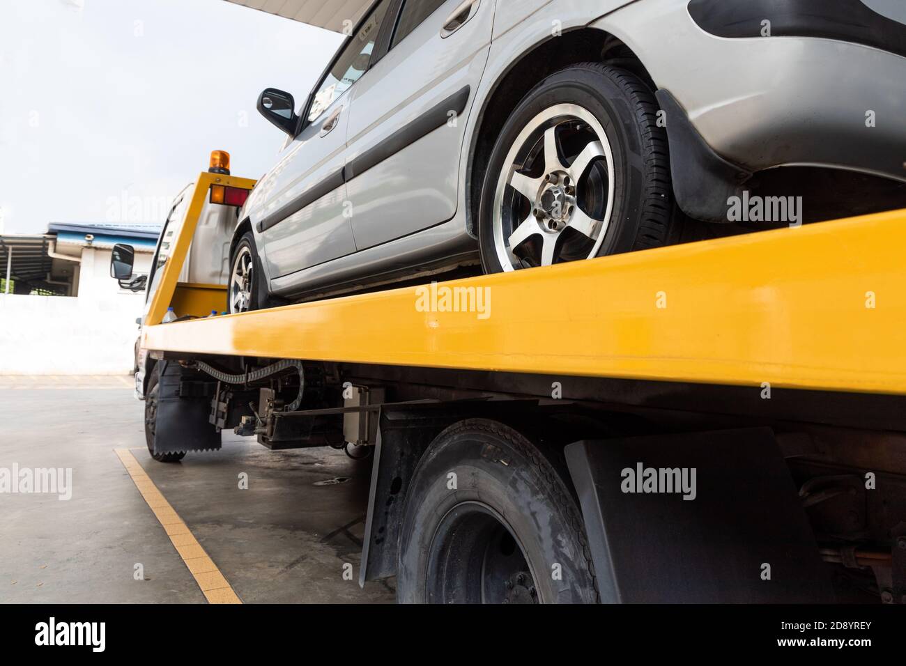 Auto rotta sul carrello di traino a pianale in fase di trasporto per la riparazione Foto Stock