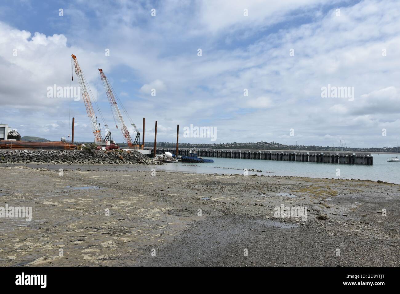 AUCKLAND, NUOVA ZELANDA - 29 ottobre 2020: Vista del cantiere di estensione della marina di Half Moon Bay con gru cingolate a braccio a traliccio per impieghi gravosi Foto Stock