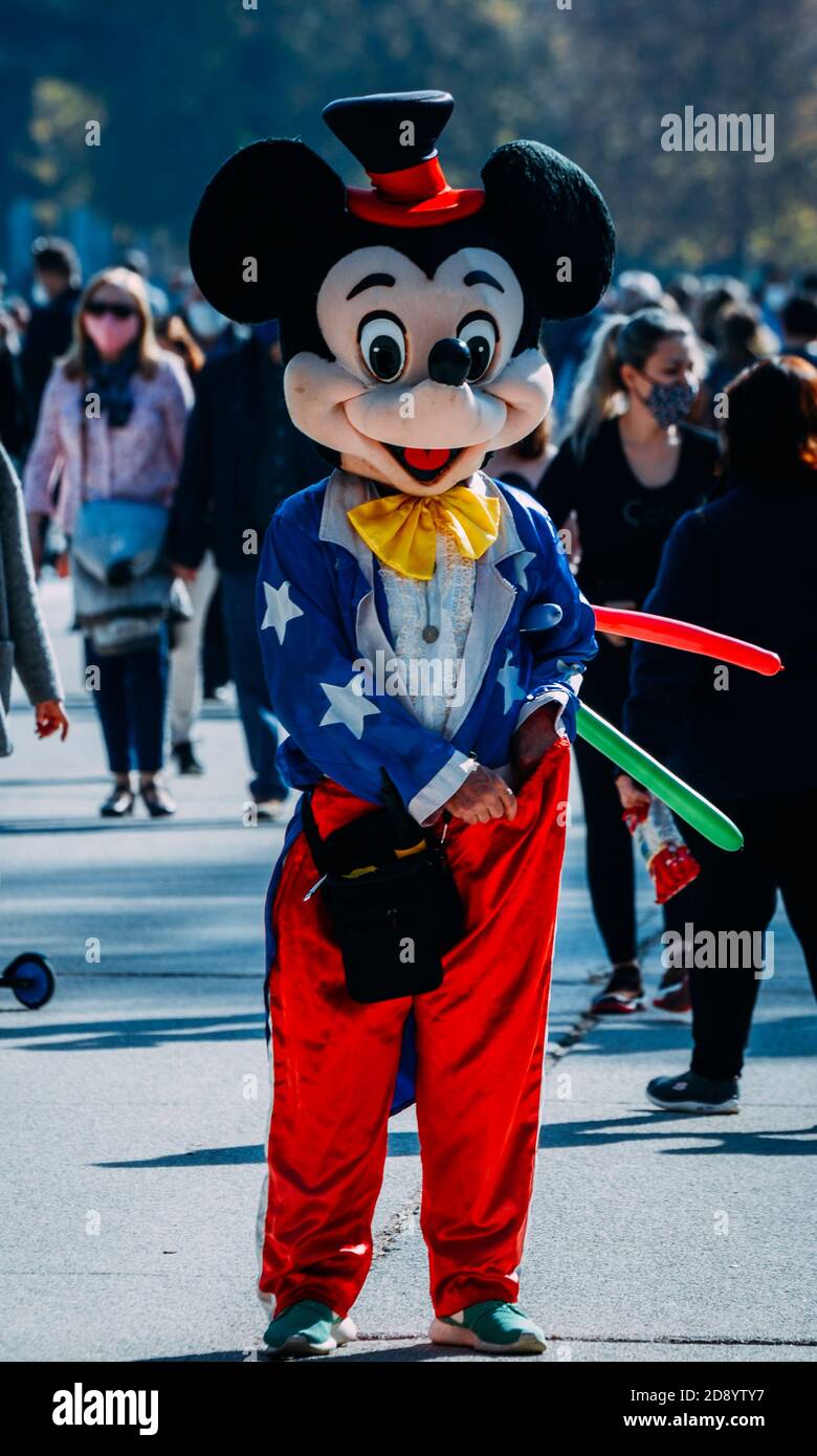 Persona vestita come Topolino intrattiene i bambini al Retiro Park di Madrid, Spagna Foto Stock