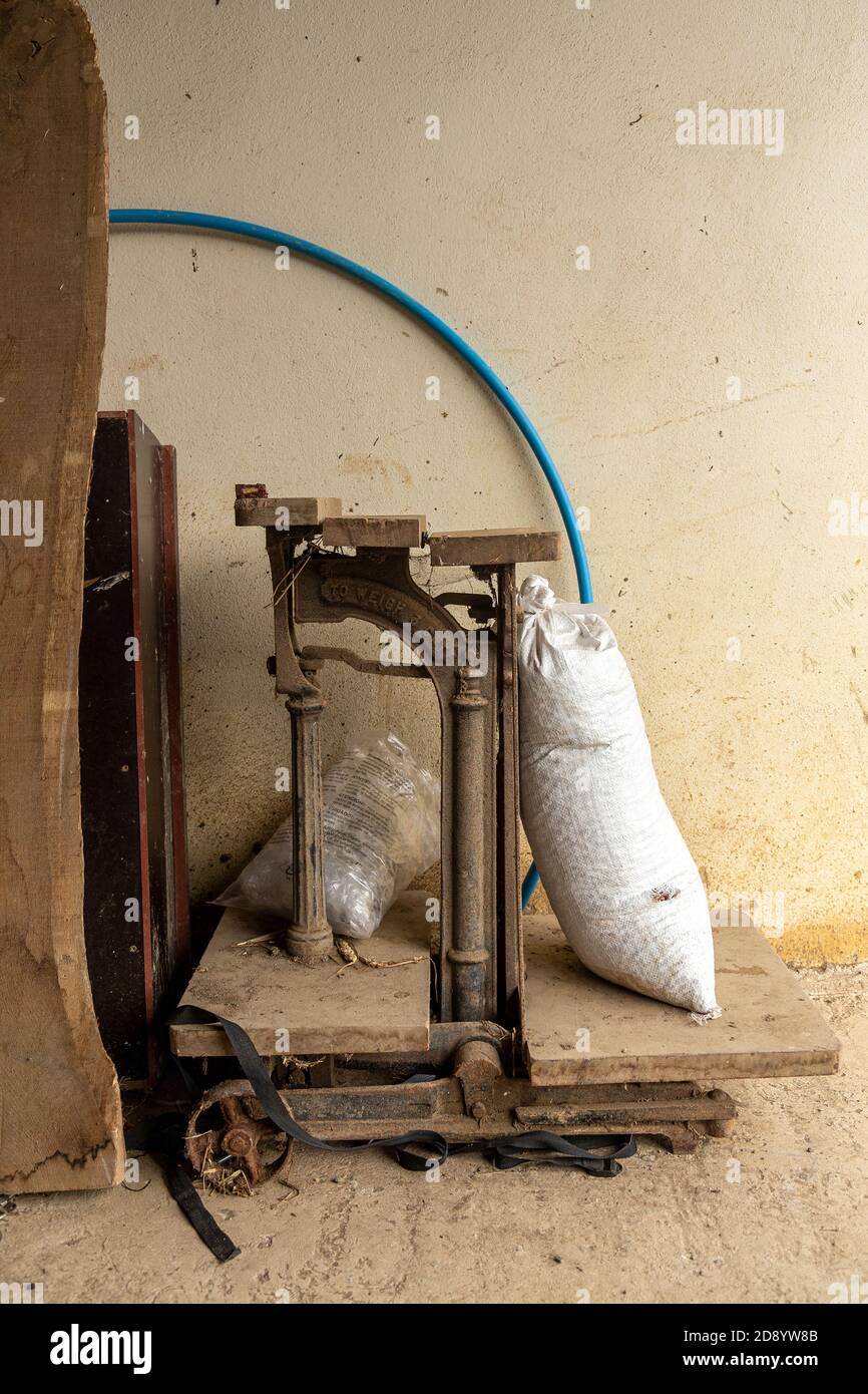 Bilancia pesapersone, vecchio stile, Bilancia, Vecchio, bilanciamento, ritaglio, Antique, massa - unità di misura, peso, retroilluminato, immagine a colori, confronto, pesante, Foto Stock