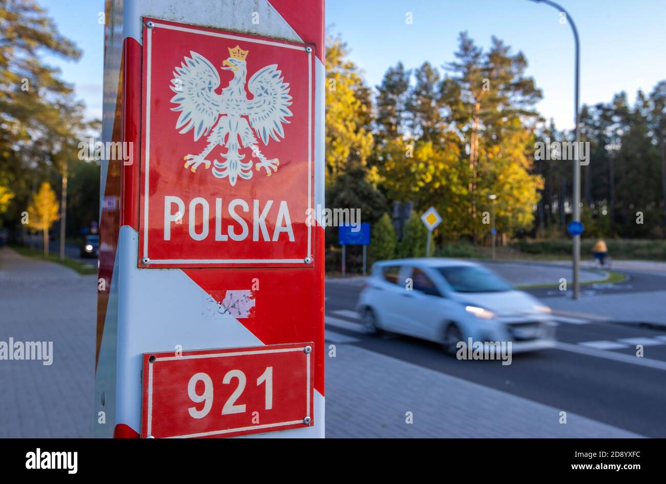Ahlbeck, Germania. 22 ottobre 2020. Le auto passano oltre il posto di frontiera polacco oltre il valico di frontiera sull'isola di Usedom. Il governo tedesco ha dichiarato la vicina Polonia un'area a rischio corona con effetto dal 24.10.2020. Credit: Jens Büttner/dpa-Zentralbild/ZB/dpa/Alamy Live News Foto Stock