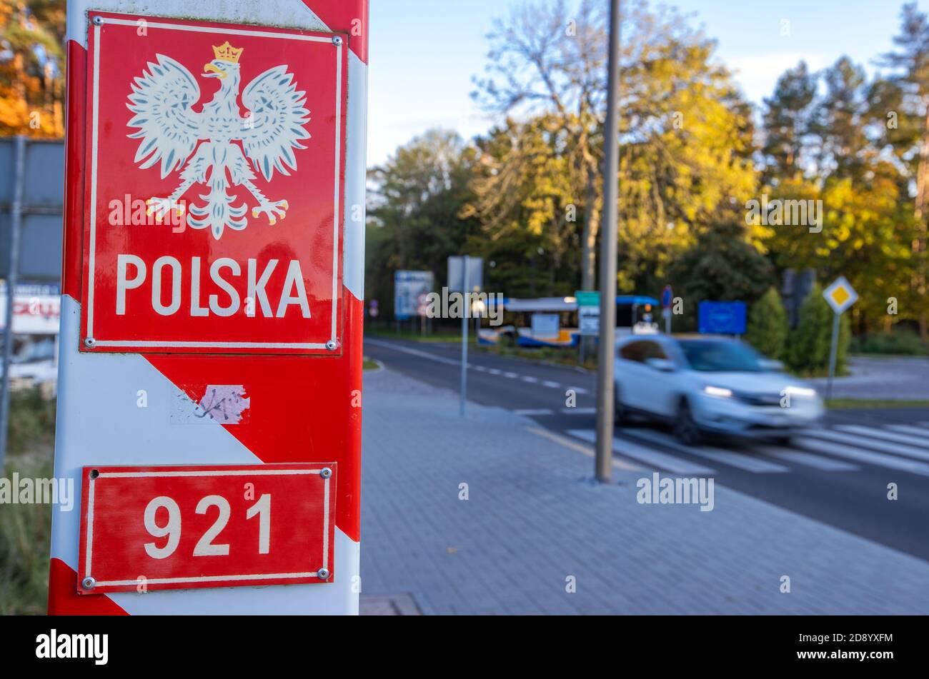 Ahlbeck, Germania. 22 ottobre 2020. Le auto passano oltre il posto di frontiera polacco oltre il valico di frontiera sull'isola di Usedom. Il governo tedesco ha dichiarato la vicina Polonia un'area a rischio corona con effetto dal 24.10.2020. Credit: Jens Büttner/dpa-Zentralbild/ZB/dpa/Alamy Live News Foto Stock