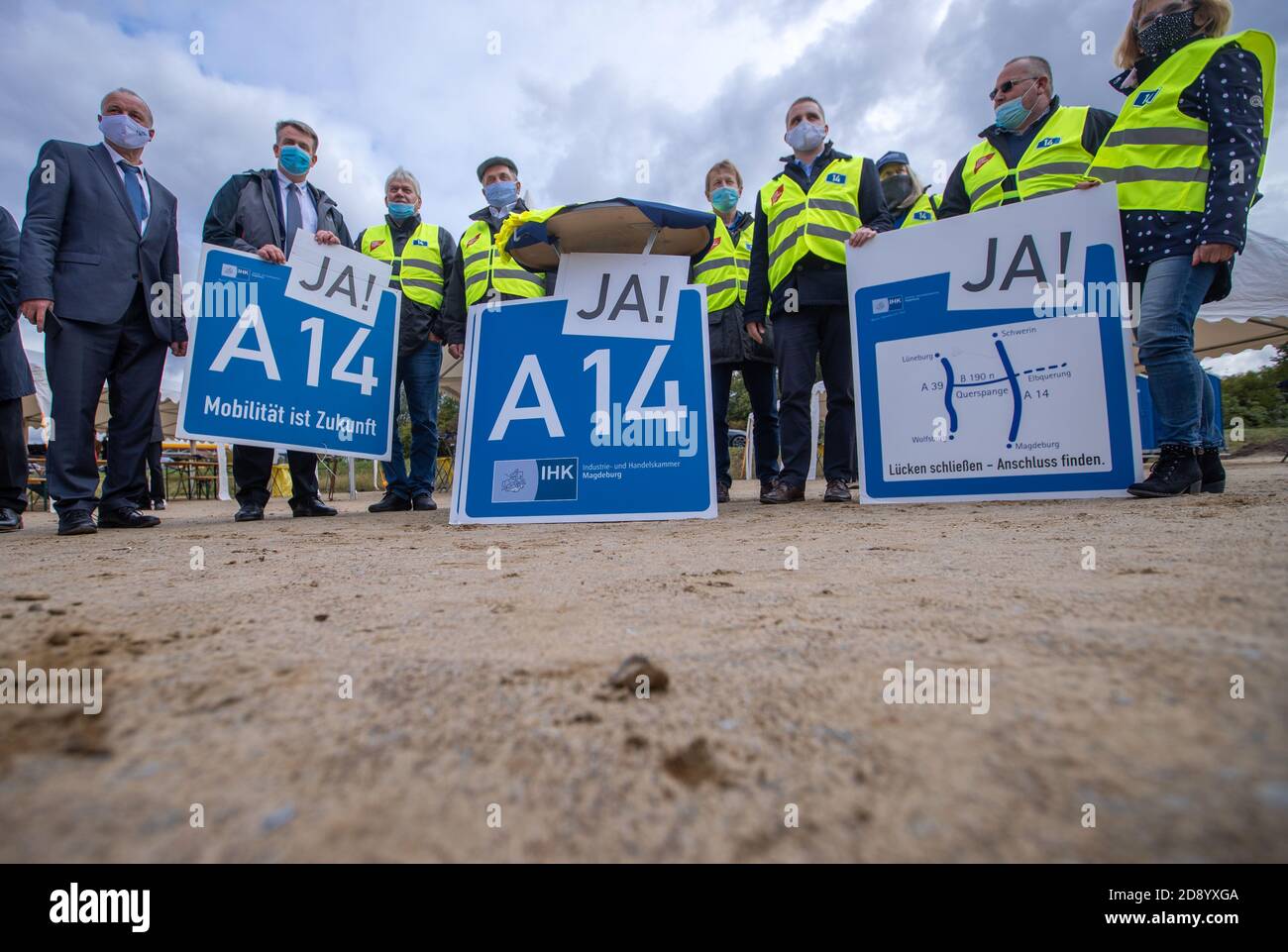 Wittenberge, Germania. 16 Ott 2020. Fautori della costruzione di autostrade durante la cerimonia inaugurale per l'inizio della costruzione del nuovo ponte dell'Elba che collega gli stati federali della Germania lungo la futura autostrada A14 nei tratti Seehausen-Nord e Wittenberge. La cosiddetta estensione settentrionale dell'A14 è stata progettata e costruita per anni. La nuova tratta lunga 155 chilometri collegherà la A14 esistente da Magdeburgo a Schwerin e al Mar Baltico. Credit: Jens Büttner/dpa-Zentralbild/ZB/dpa/Alamy Live News Foto Stock