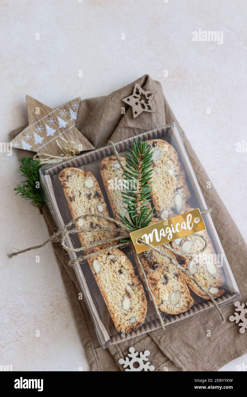 Deliziosi biscotti italiani fatti in casa in scatola regalo a base di carta  artigianale. Idea per un regalo dolce perfetto per Natale o Capodanno Foto  stock - Alamy