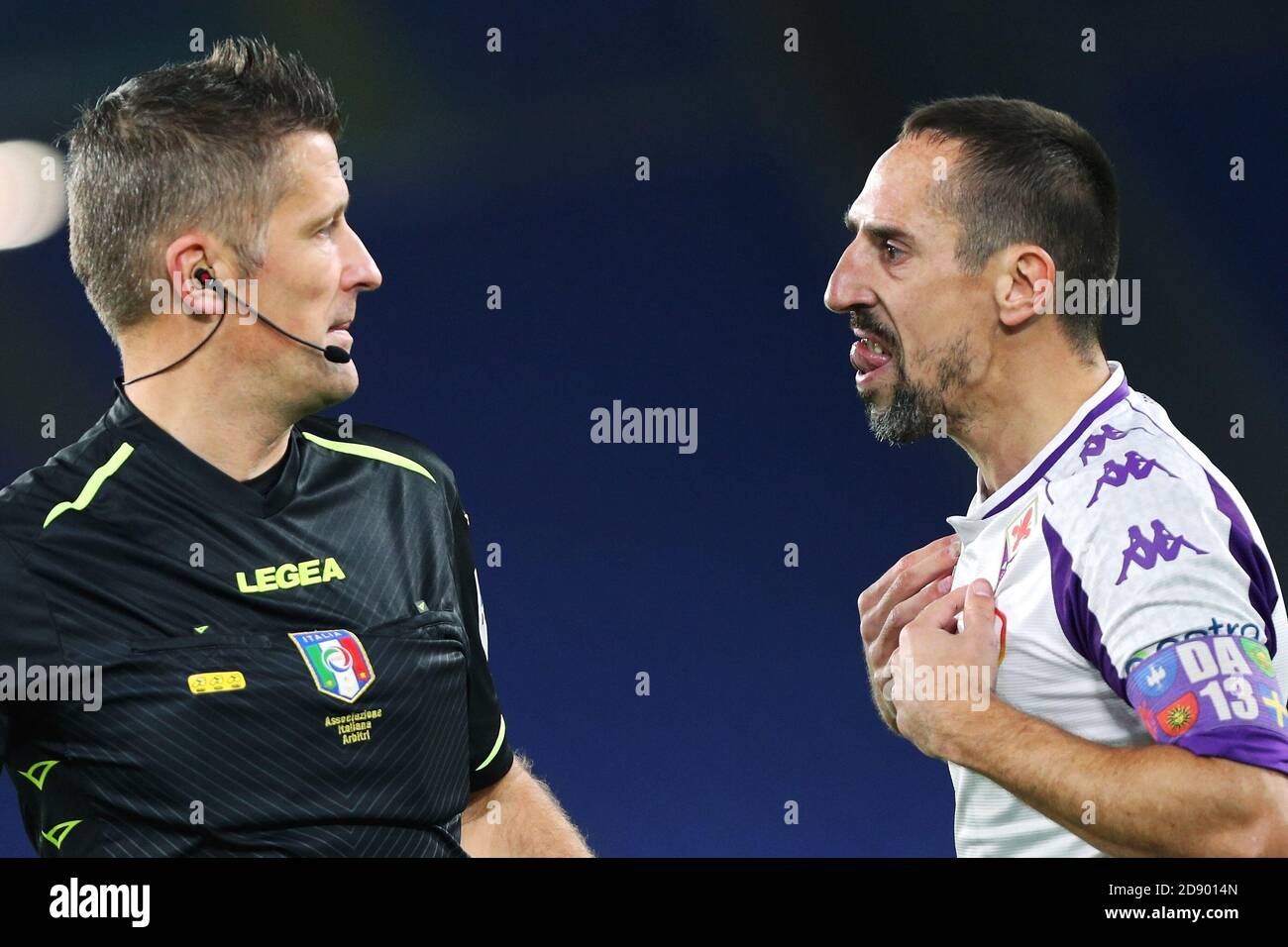 Franck Ribery di Fiorentina mostra la sua lingua mentre parla con L'arbitro Daniele Orsato durante il campionato italiano Serie A. Partita di calcio tra C. Foto Stock