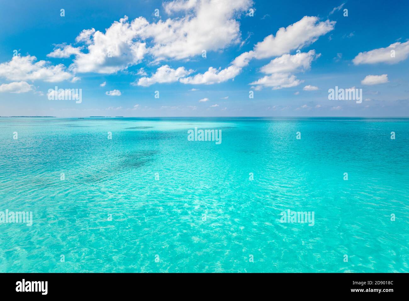 Perfetto cielo e mare superficie estate onda sfondo. Paesaggio acquatico esotico con nuvole all'orizzonte. Paradiso naturale dell'acqua tropicale Foto Stock