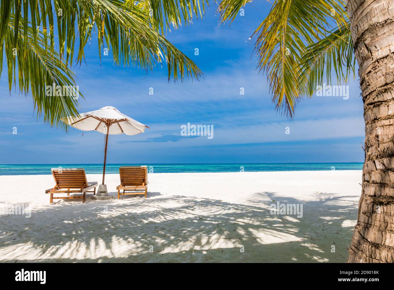 Resort di lusso sulla spiaggia, lettini vicino al mare con sabbia bianca sul mare sfondo tropicale isola, concetto di vacanza estiva, vacanza e turismo Foto Stock