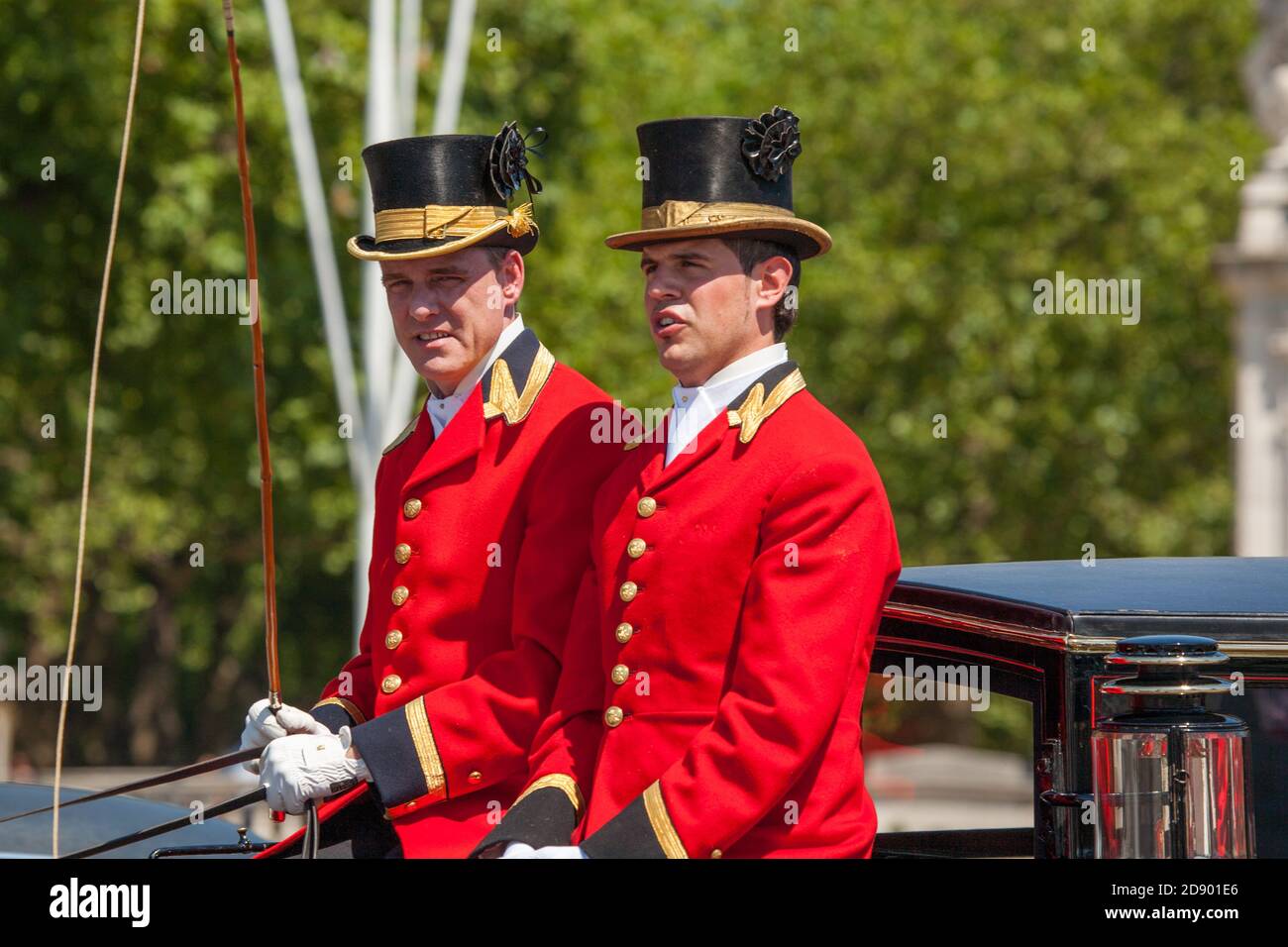 Piloti reali in livrea intelligente rossa e cappelli top Fuori da  Buckingham Palace a Londra, Regno Unito Foto stock - Alamy