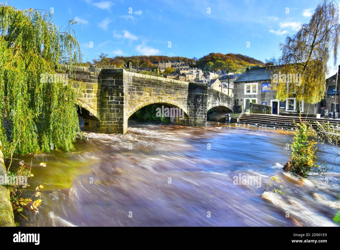 Il vecchio ponte Packhorse, Hebden acqua, Hebden Bridge, South Pennines, Calderdale, West Yorkshire Foto Stock