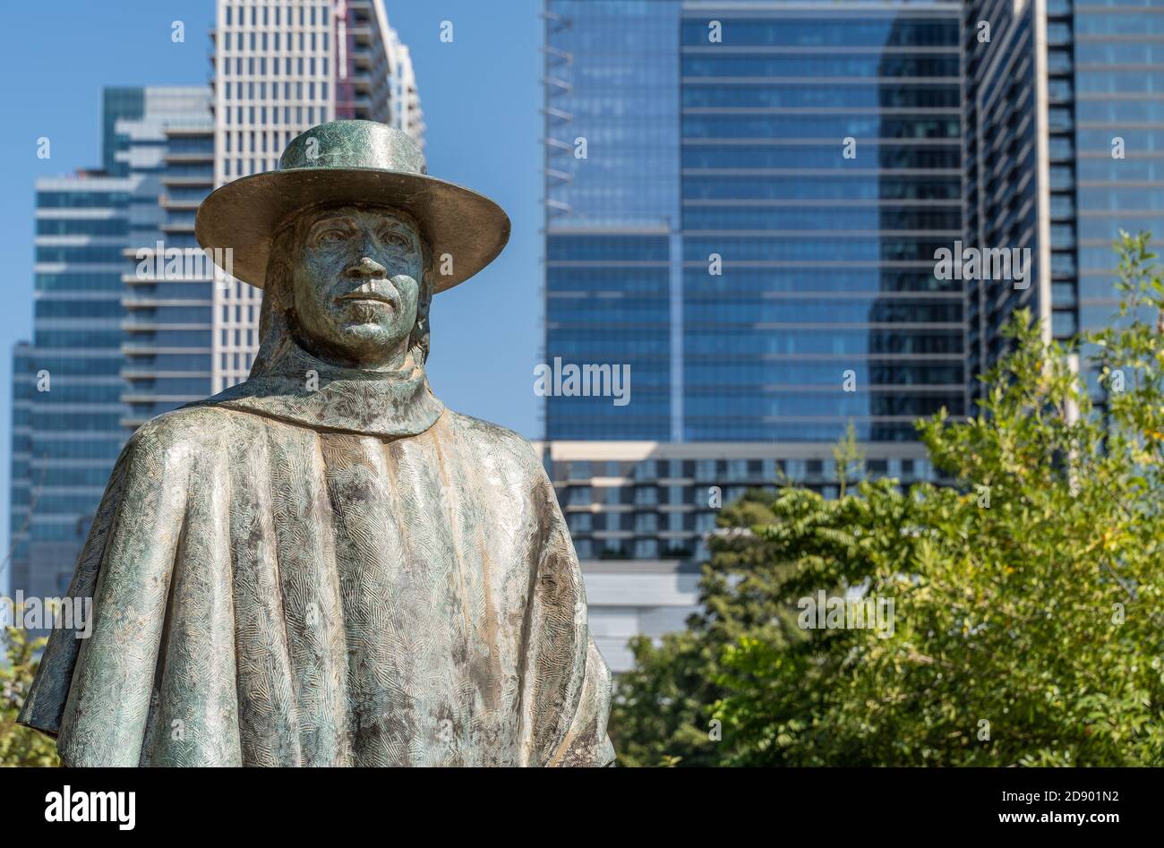 Testa e spalle della statua di Stevie Ray Vaughan ad Austin, Texas, con lo skyline di Austin sullo sfondo Foto Stock