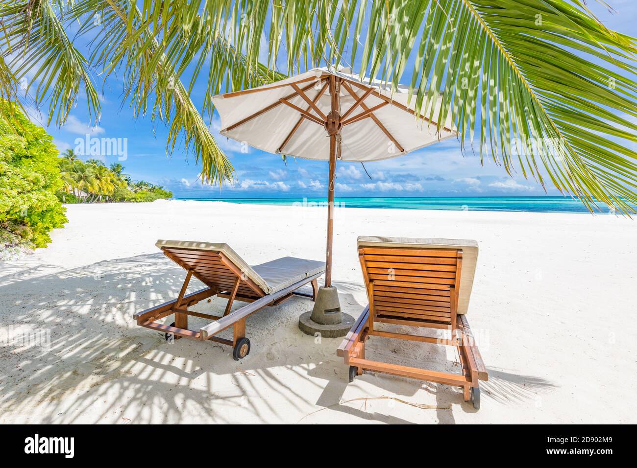 Bellissima spiaggia tropicale. Bianco sabbia cocco palme viaggio turismo ampio panorama sfondo. Splendida spiaggia paesaggio isola di lusso vacanza resort Foto Stock