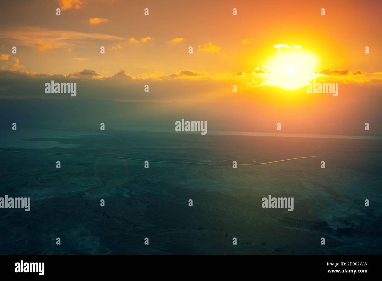 Splendida alba sul Mar Morto dalla fortezza di Masada nel deserto della Giudei. Israele. Colore gradiente Foto Stock