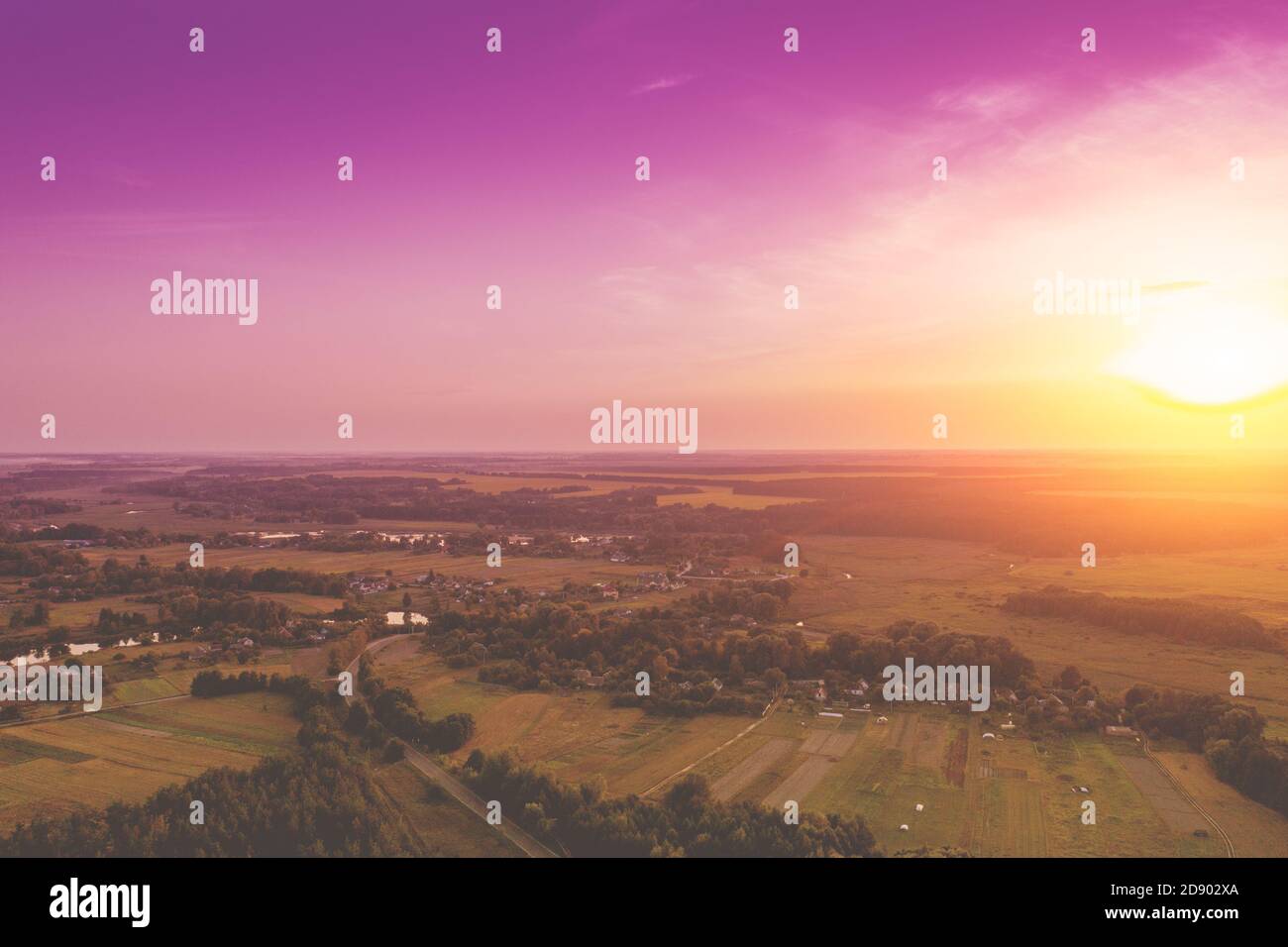 Paesaggio rurale la sera con un bel cielo ardente. Vista aerea. Vista panoramica sulla campagna durante il tramonto mozzafiato Foto Stock