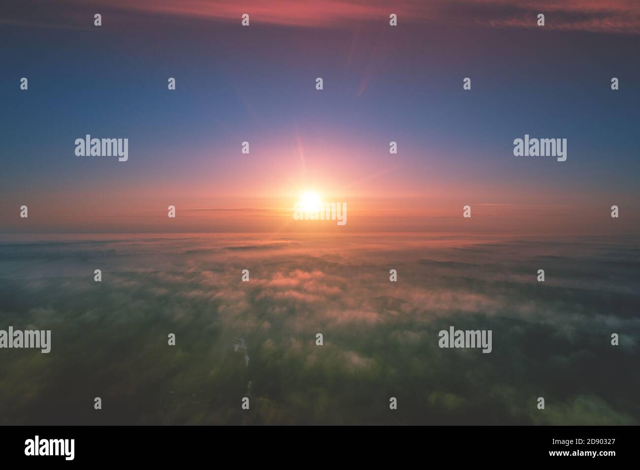 Mattina presto nebby. Alba sopra le nuvole. Paesaggio rurale al mattino presto. Vista aerea Foto Stock