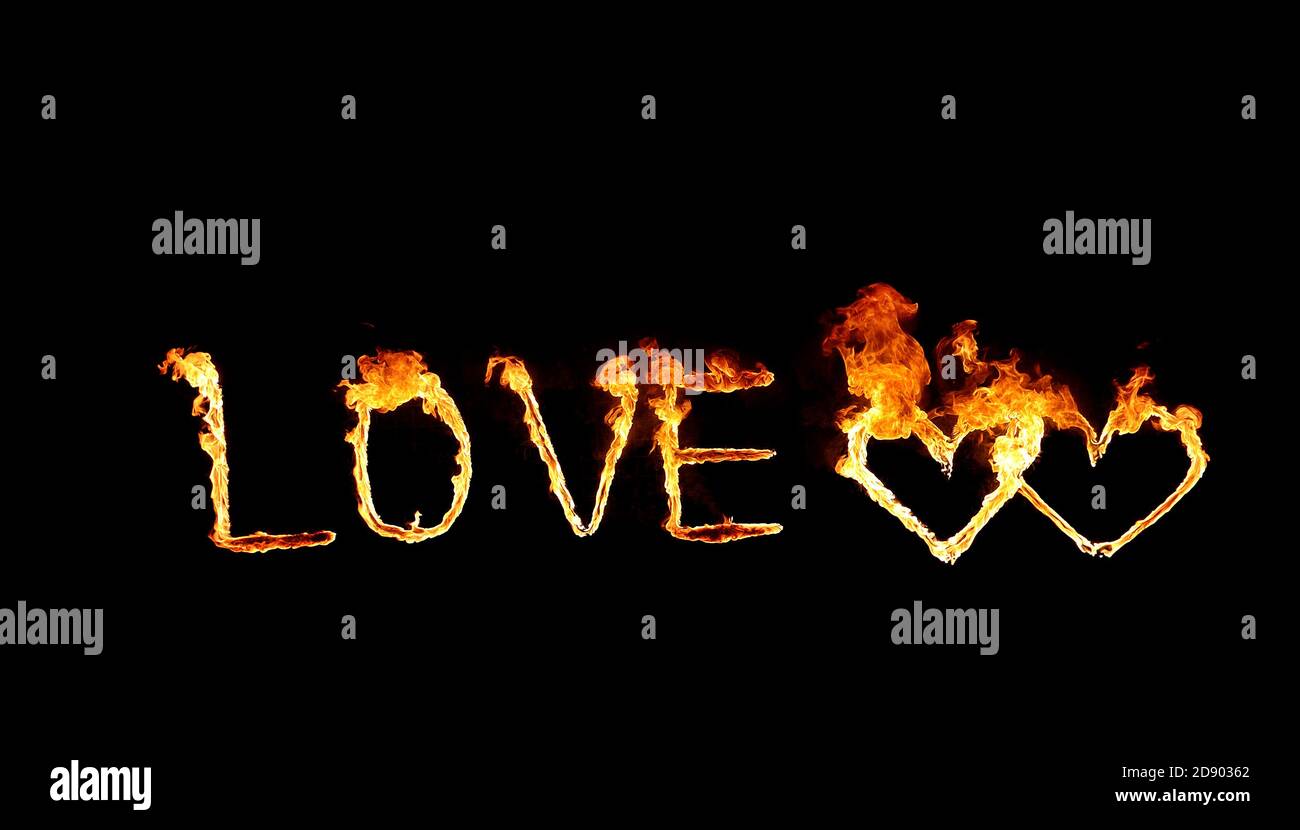 Due cuori e la parola amore fatto di fuoco su uno sfondo nero Foto Stock