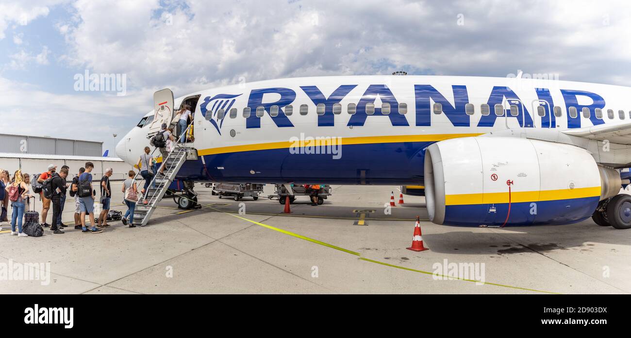 Provenza, Francia - 10.10.19: Aereo Ryanair all'aeroporto. Il capitano pilota saluti. Boeing 737-800. Compagnia aerea Ryanair. Compagnia aerea low cost. Foto Stock