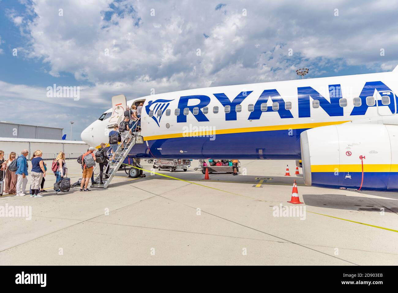 Provenza, Francia - 10.10.19: Aereo Ryanair all'aeroporto. Il capitano pilota saluti. Boeing 737-800. Compagnia aerea Ryanair. Compagnia aerea low cost. Foto Stock