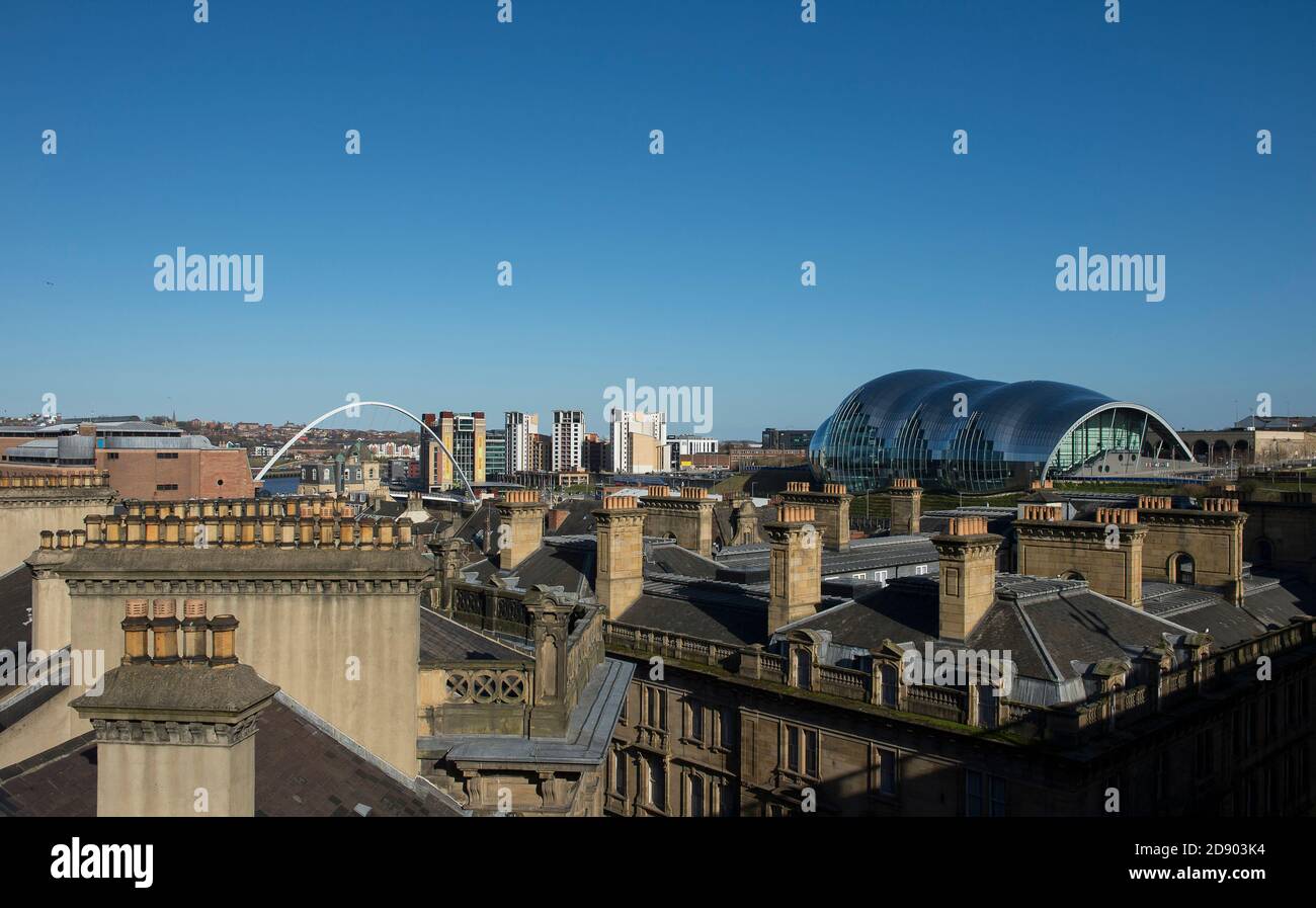 Sage Gateshead, e Gateshead Millennium Bridge che attraversa il fiume Tyne nel nord-est dell'Inghilterra. Foto Stock