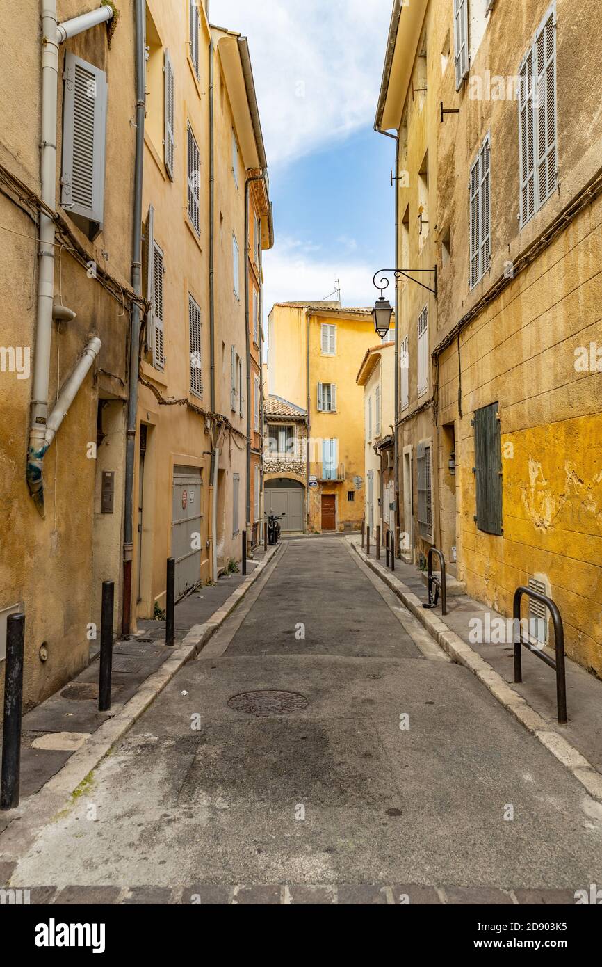 Guardando attraverso il piccolo villaggio francese corsia. Strada medievale in Francia Foto Stock