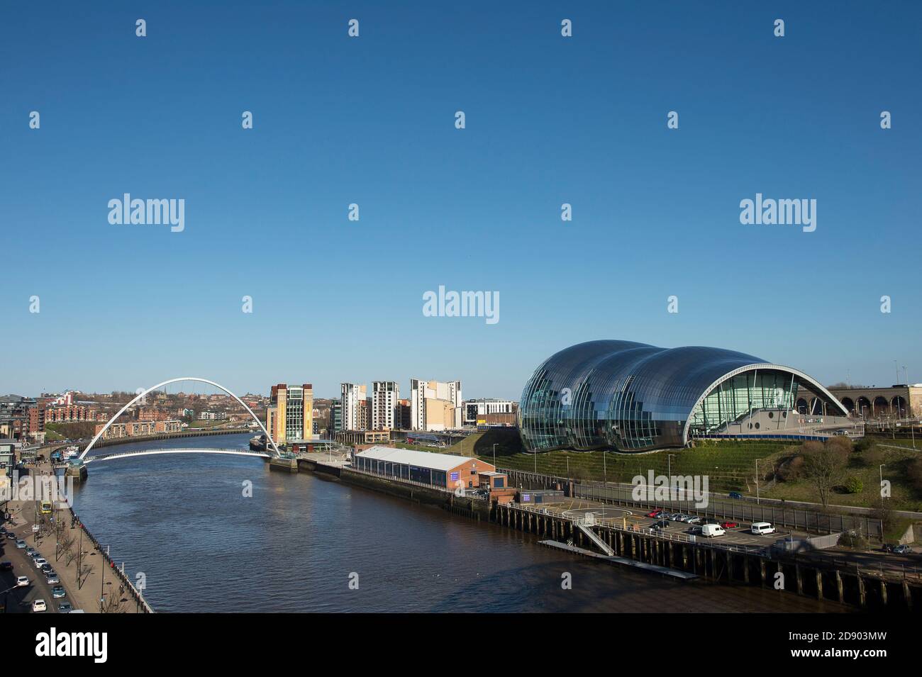 Sage Gateshead, e Gateshead Millennium Bridge che attraversa il fiume Tyne nel nord-est dell'Inghilterra. Foto Stock