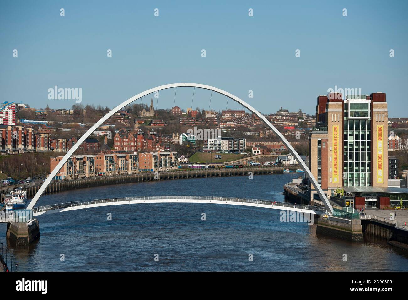 Gateshead Millennium Bridge che attraversa il fiume Tyne nel nord-est dell'Inghilterra. Foto Stock
