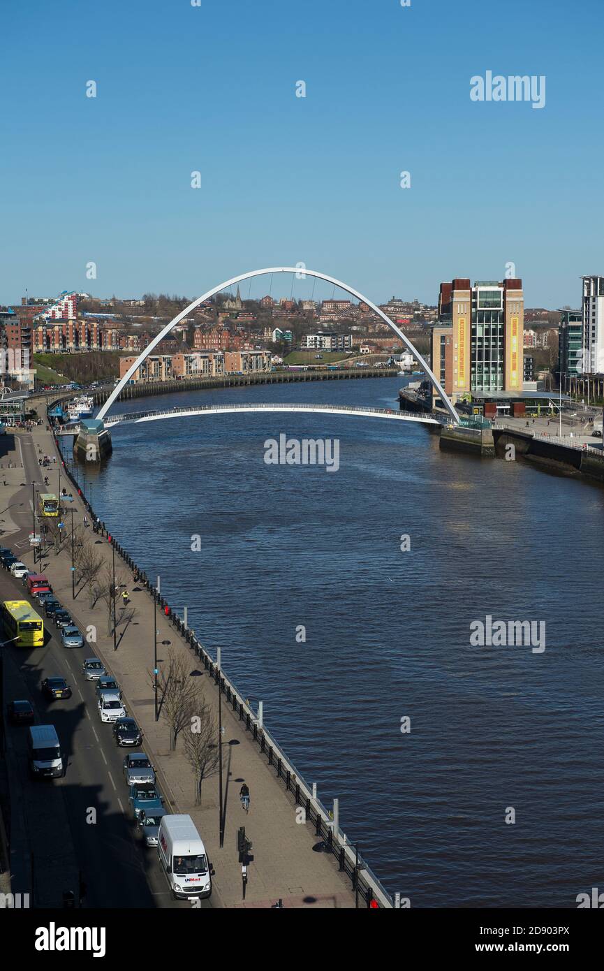 Gateshead Millennium Bridge che attraversa il fiume Tyne nel nord-est dell'Inghilterra. Foto Stock