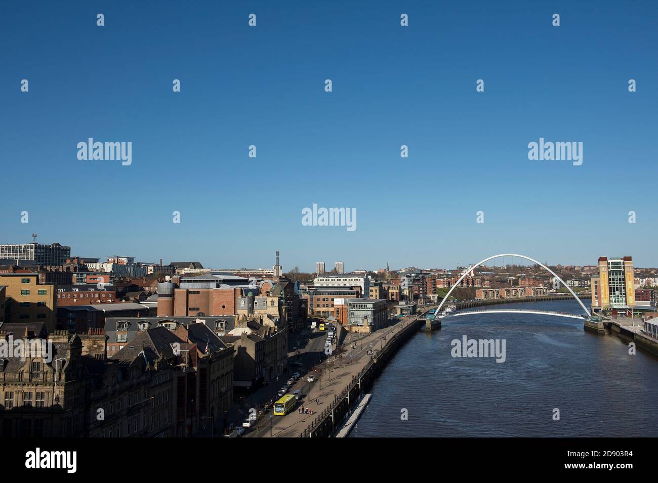 Gateshead Millennium Bridge che attraversa il fiume Tyne nel nord-est dell'Inghilterra. Foto Stock