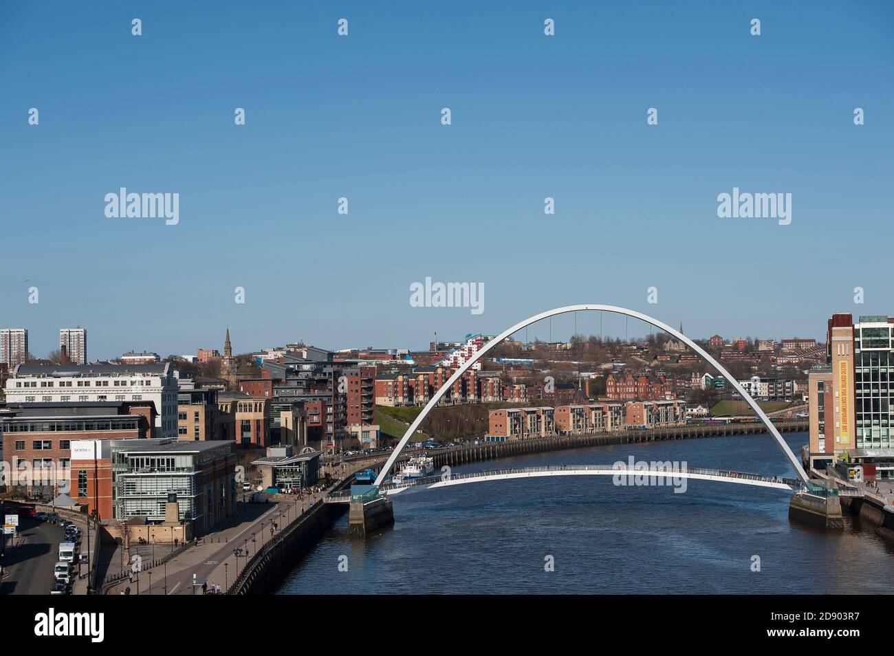 Gateshead Millennium Bridge che attraversa il fiume Tyne nel nord-est dell'Inghilterra. Foto Stock