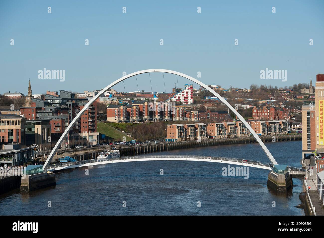 Gateshead Millennium Bridge che attraversa il fiume Tyne nel nord-est dell'Inghilterra. Foto Stock
