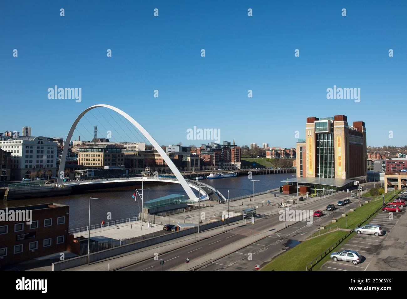 Gateshead Millennium Bridge che attraversa il fiume Tyne e il Baltic Center for Contemporary Art di Tyneside, Inghilterra nord-orientale. Foto Stock