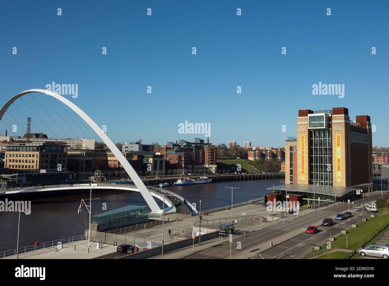 Gateshead Millennium Bridge che attraversa il fiume Tyne e il Baltic Center for Contemporary Art di Tyneside, Inghilterra nord-orientale. Foto Stock