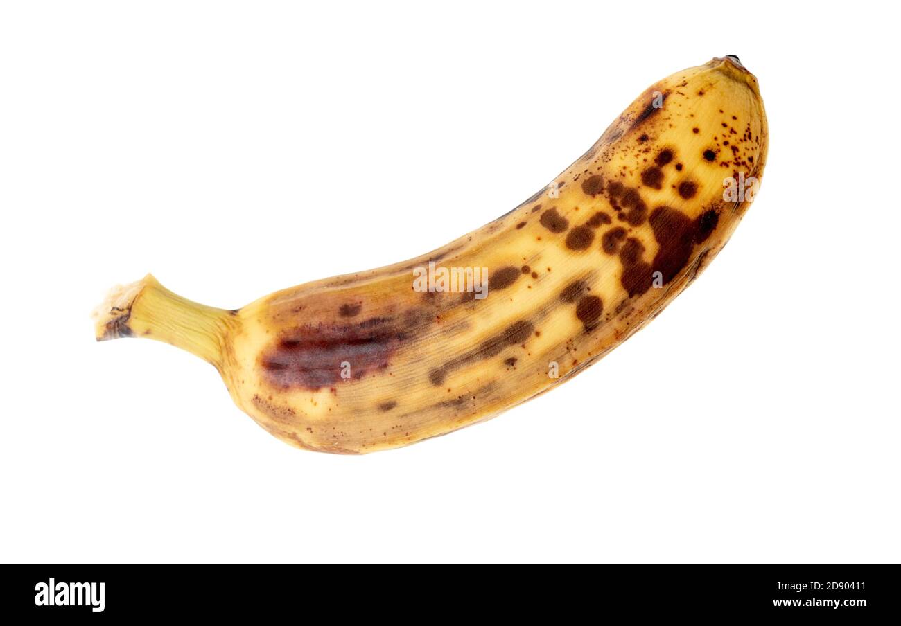 Una banana soprammatura su sfondo bianco isolato Foto Stock