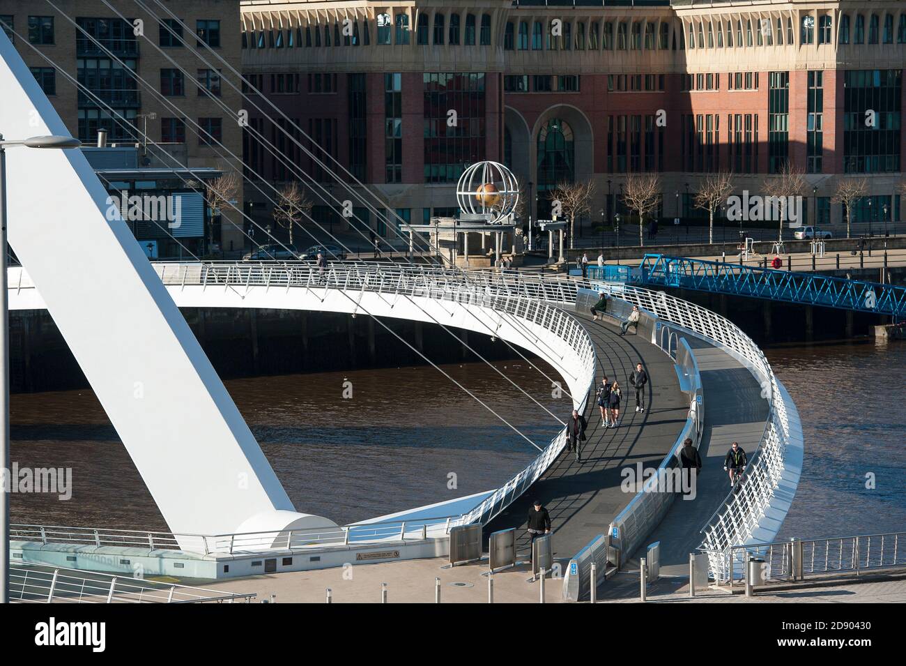 Gateshead Millennium Bridge che attraversa il fiume Tyne nel nord-est dell'Inghilterra. Foto Stock