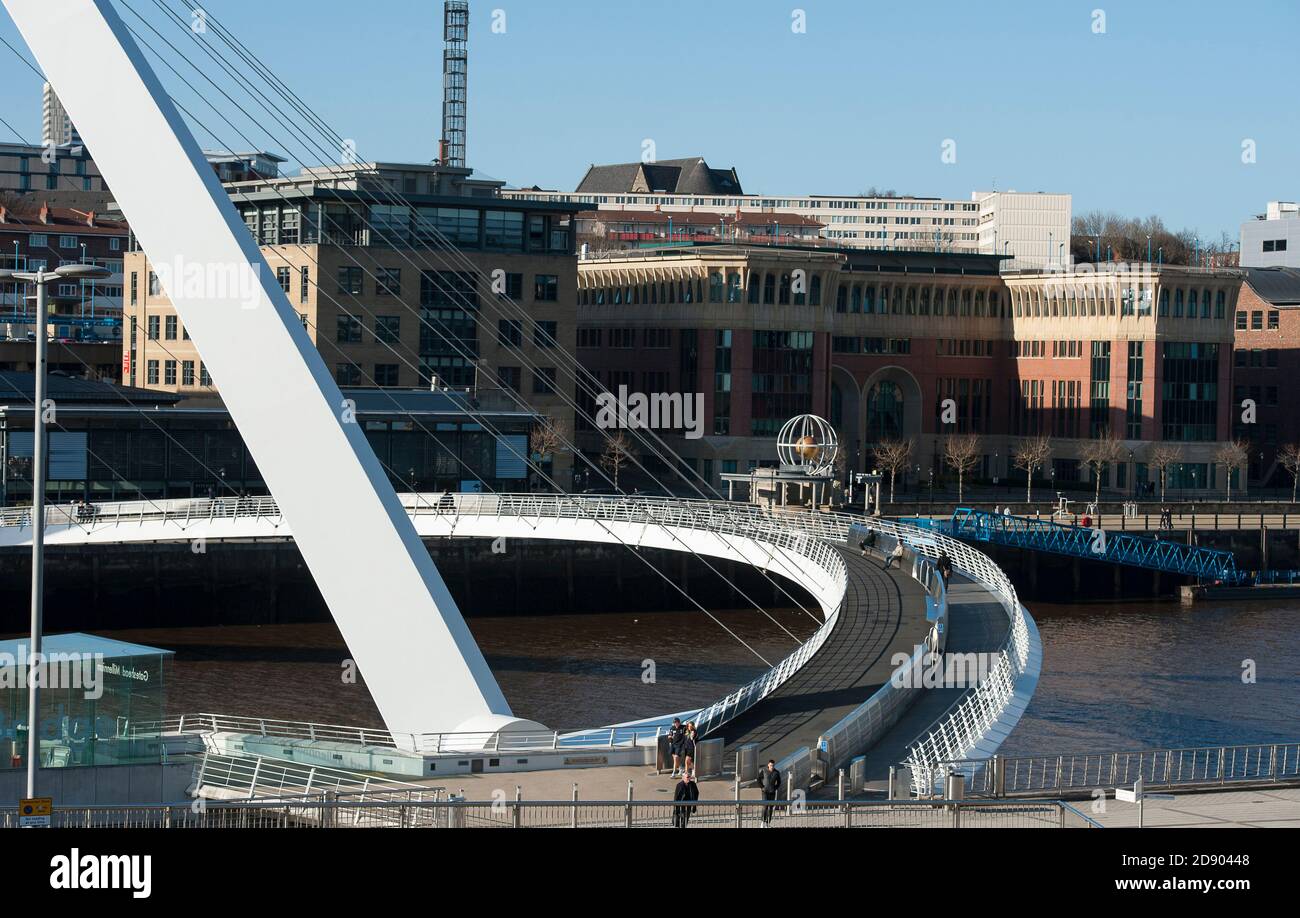 Gateshead Millennium Bridge che attraversa il fiume Tyne nel nord-est dell'Inghilterra. Foto Stock