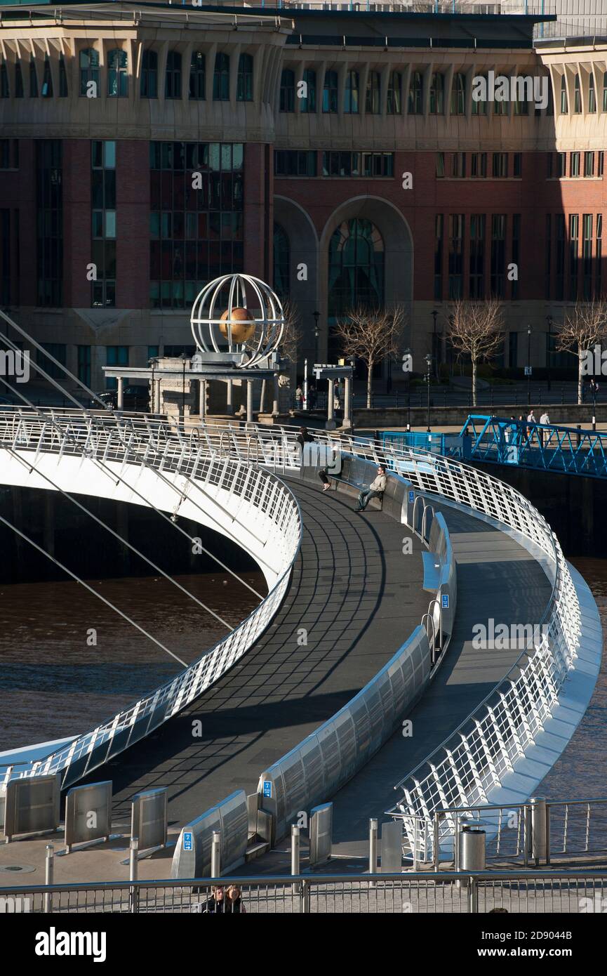 Gateshead Millennium Bridge che attraversa il fiume Tyne nel nord-est dell'Inghilterra. Foto Stock