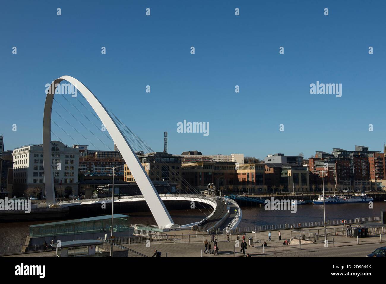 Gateshead Millennium Bridge che attraversa il fiume Tyne nel nord-est dell'Inghilterra. Foto Stock