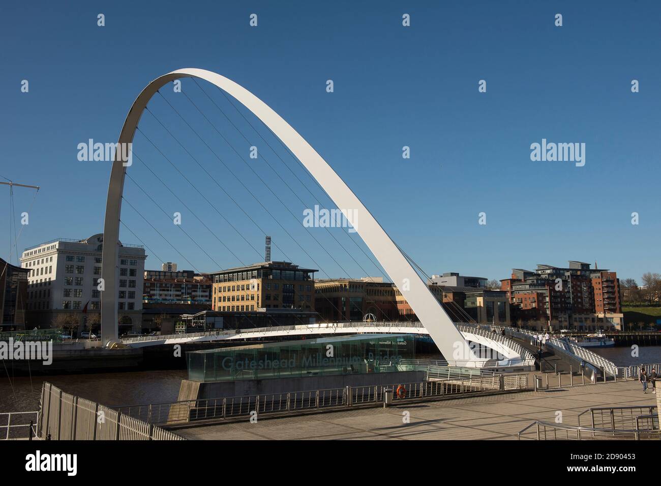 Gateshead Millennium Bridge che attraversa il fiume Tyne nel nord-est dell'Inghilterra. Foto Stock
