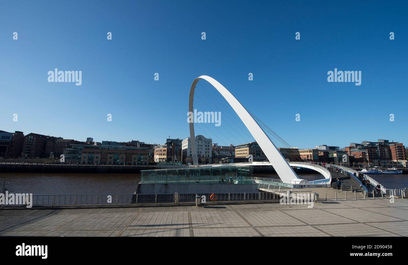 Gateshead Millennium Bridge che attraversa il fiume Tyne nel nord-est dell'Inghilterra. Foto Stock