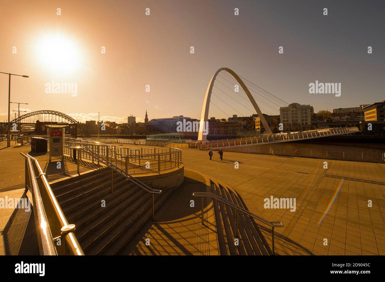 Gateshead Millennium Bridge che attraversa il fiume Tyne nel nord-est dell'Inghilterra. Foto Stock