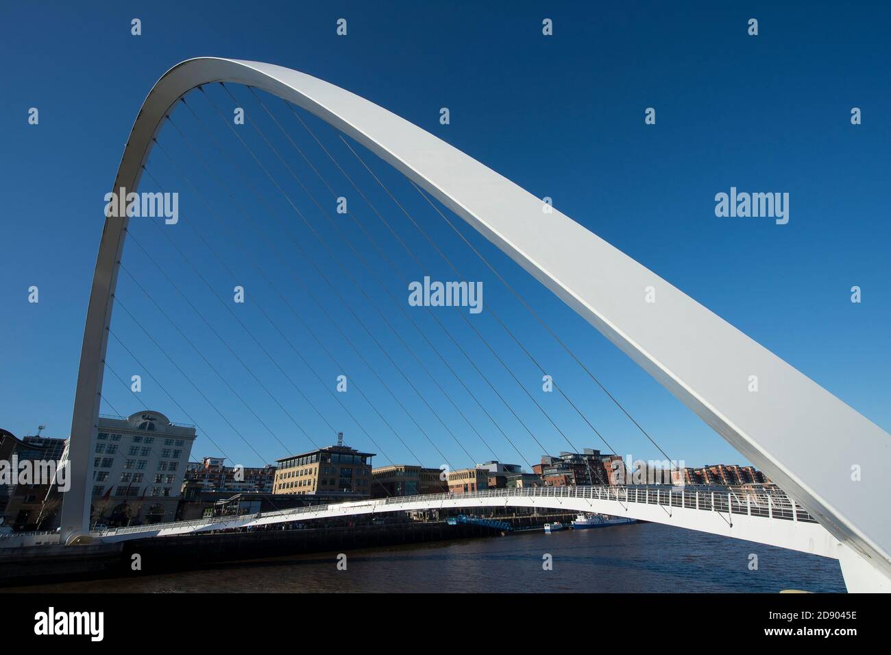 Gateshead Millennium Bridge che attraversa il fiume Tyne nel nord-est dell'Inghilterra. Foto Stock